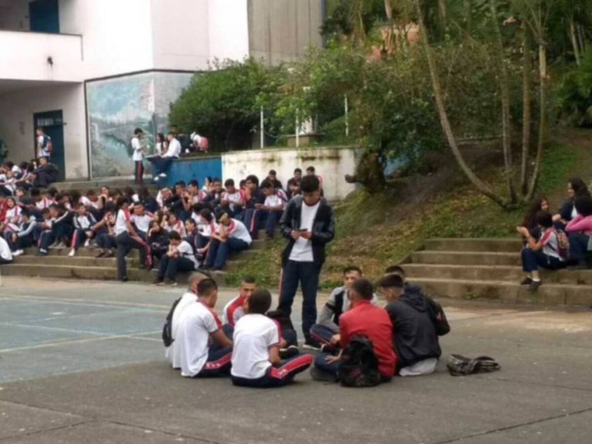 Paro estudiantil en el colegio Santa Isabel de Dosquebradas