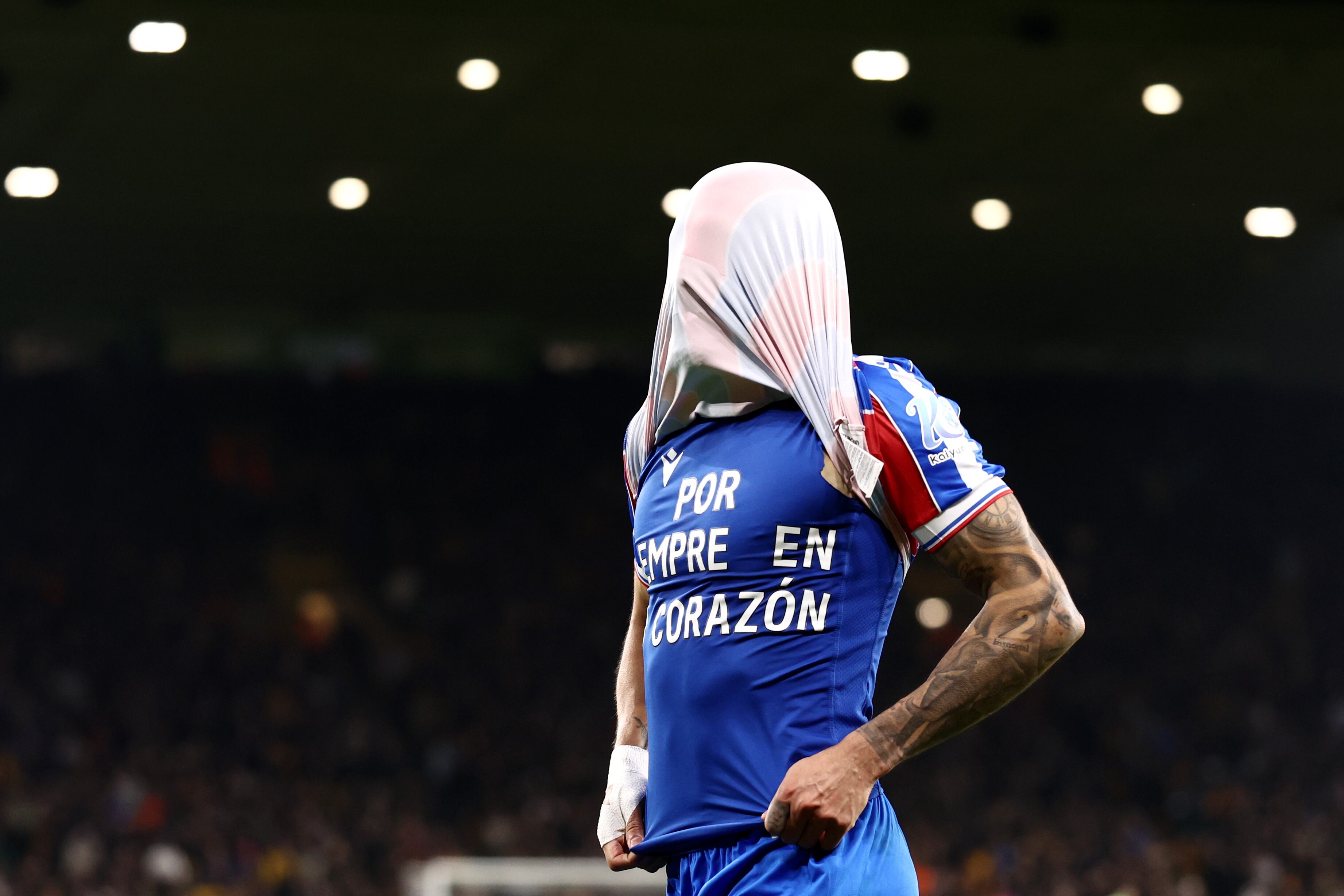 Daniel Muñoz festeja su anotación ante el Wolverhampton. (Photo by Naomi Baker/Getty Images)