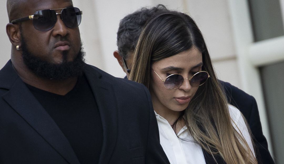 Emma Coronel a la salida del juicio que condenó a Joaquín "El Chapo" Guzmán a cadena perpetua en Nueva York en 2017.