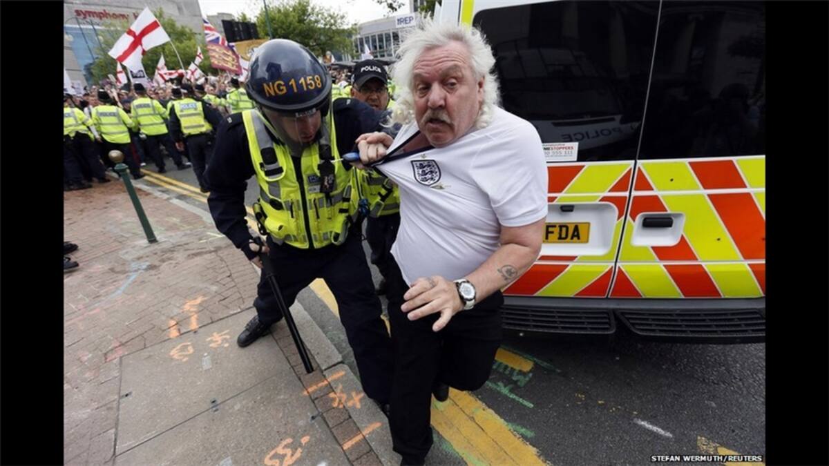 El ganador del galardón Fotógrafo del Año SABMiller fue Stefan Wermuth, de la agencia Reuters. Su portafolio incluye esta imagen de la reina Isabel II mirando un automóvil Jaguar durante el Festival de la Coronación en el Palacio de Buckingham.