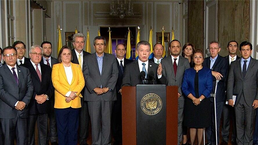 El presidente de la República acompañado de ministros, jefes de partidos y empresarios. Foto: Presidencia