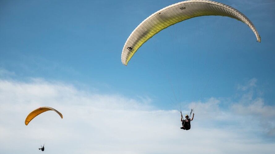Parapentistas denuncian que Parque Internacional pasará a manos de un privado. Foto: Getty Images /  Sirachai Arunrugstichai / Fotógrafo autónomo