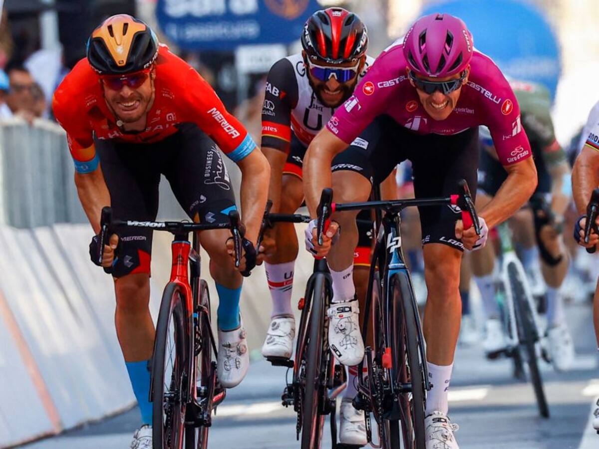 Fernando Gaviria, otra vez al borde, cuarto en la etapa 13 del Giro