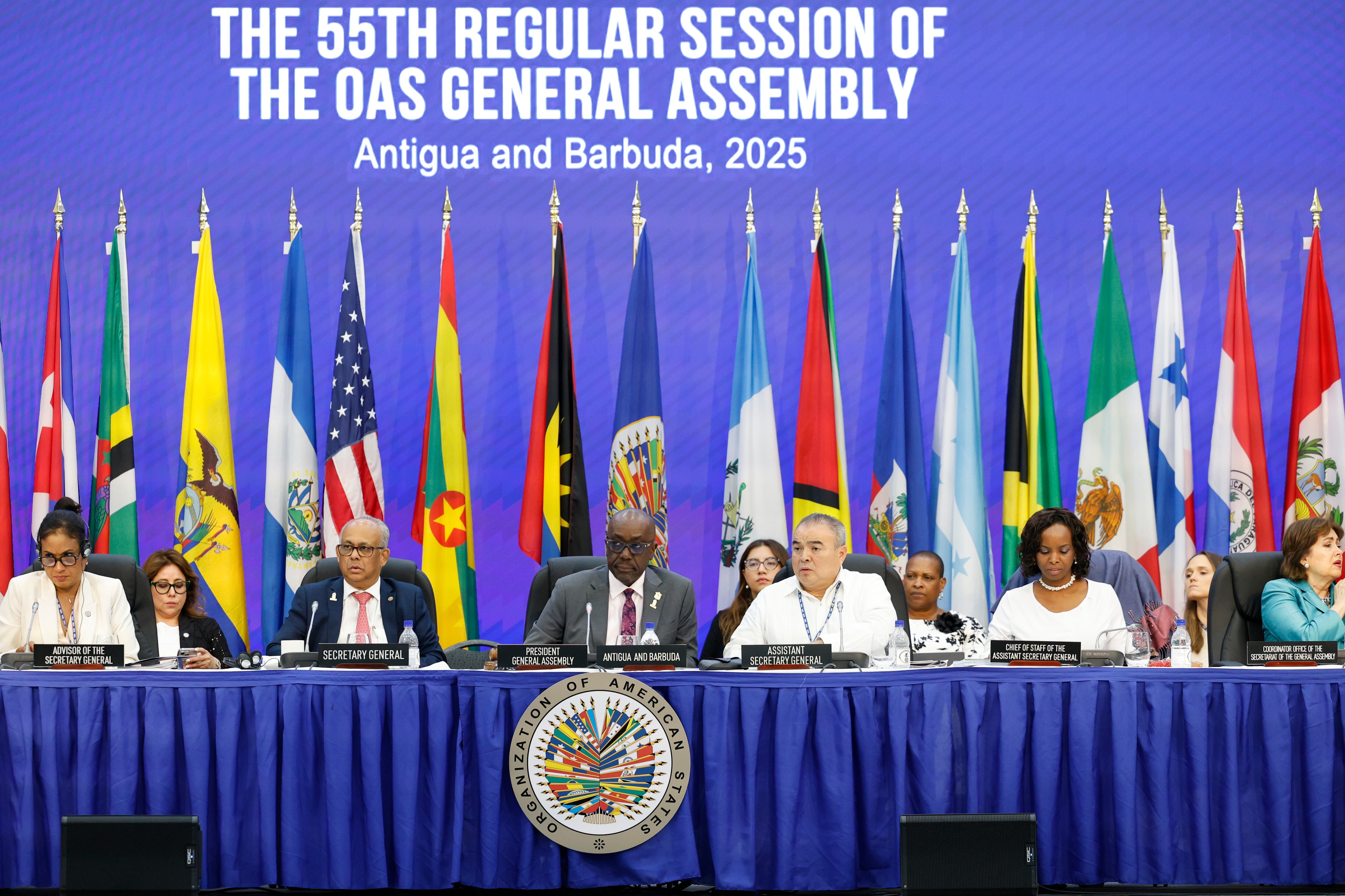 El secretario general de la Organización de Estados Americanos (OEA), Albert Ramadin (c-i), el ministro de Exteriores de Antigua y Barbuda, Paul Chet Greene (c), y el asistente del secretario general de la OEA, Néstor Méndez (c-d), asisten a la tercera sesión plenaria de la 55ª Asamblea General de la OEA este viernes, en Saint Johns (Antigua y Barbuda). EFE/ Bienvenido Velasco