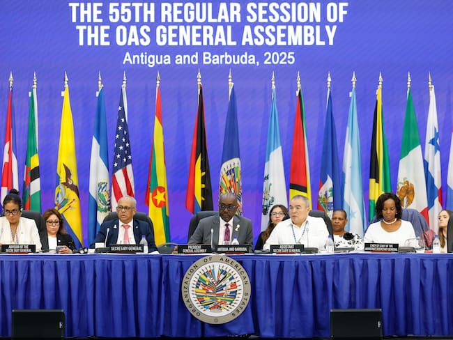 AME9054. SAINT JOHN’S (ANTIGUA Y BARBUDA), 27/06/2025.- El secretario general de la Organización de Estados Americanos (OEA), Albert Ramadin (c-i), el ministro de Exteriores de Antigua y Barbuda, Paul Chet Greene (c), y el asistente del secretario general de la OEA, Néstor Méndez (c-d), asisten a la tercera sesión plenaria de la 55ª Asamblea General de la OEA este viernes, en Saint John’s (Antigua y Barbuda). EFE/ Bienvenido Velasco
