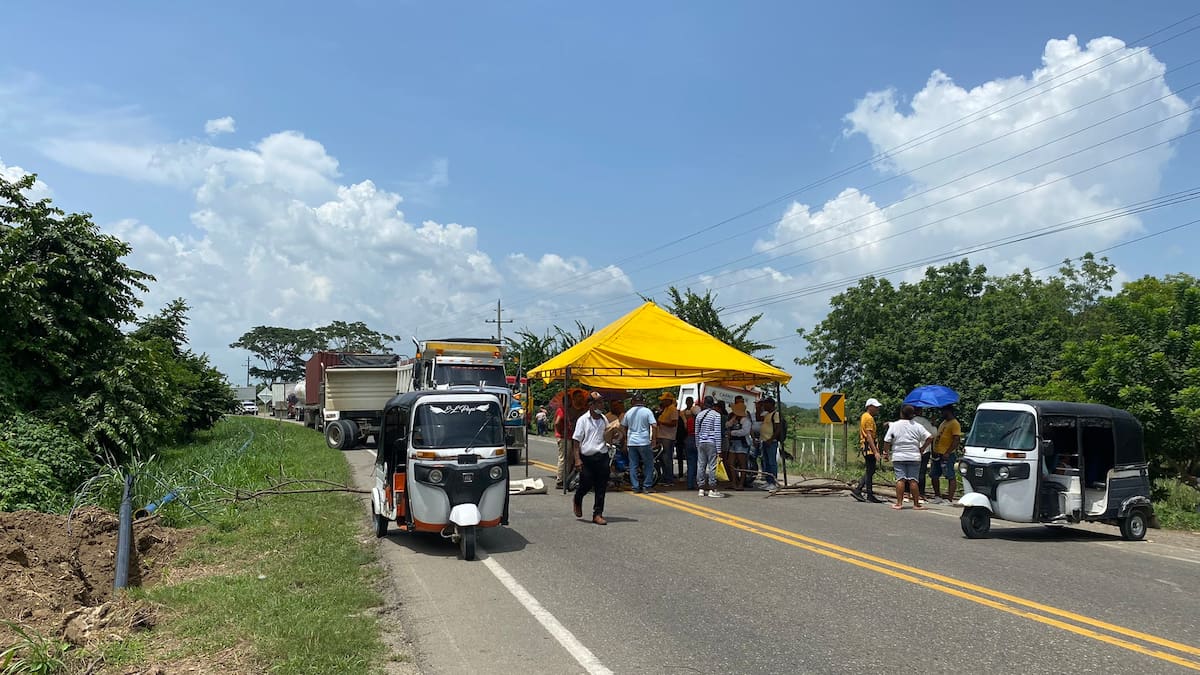 Habitantes de Luruaco realizan bloqueo permanente en protesta a medida de Air-e por deuda