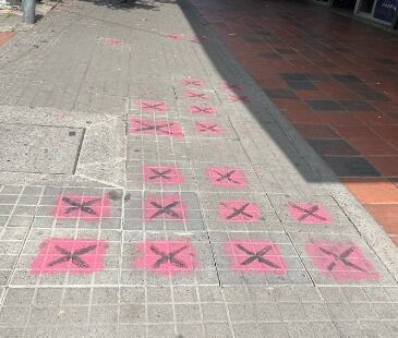 Baldosas Escupidoras. Caracol Radio.