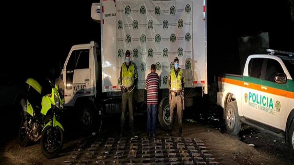 Incautan 220 kilos de cocaína que iban camuflados en un camión