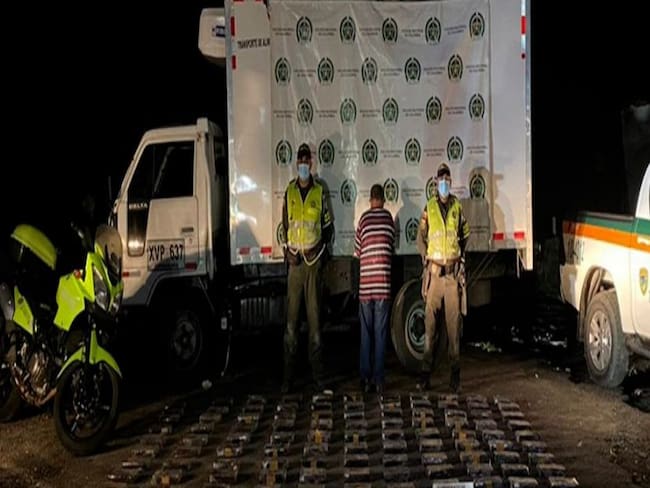 Incautan 220 kilos de cocaína que iban camuflados en un camión