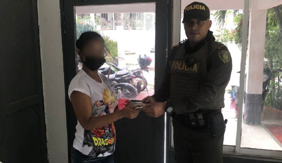 Este sujeto mediante raponazo logró hurtar su teléfono celular