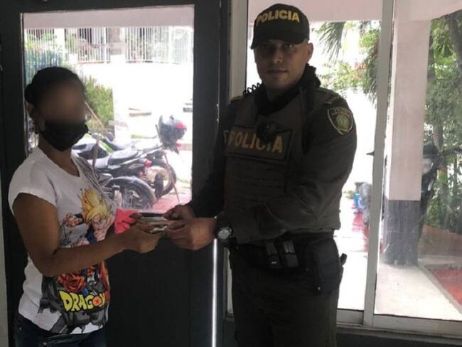 Este sujeto mediante raponazo logró hurtar su teléfono celular