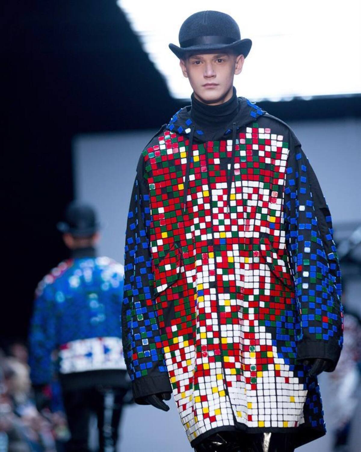 Una serie de modelos presentan la colección de otoño, invierno 2015 en la semana de la moda masculina en Londres, Inglaterra, que se realizará hasta el próximo 12 de enero.