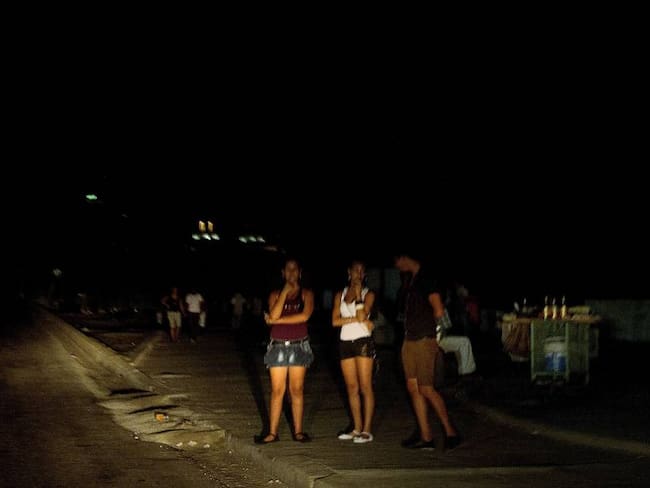 Cubanos en medio de un apagón en el país.            Foto: Getty 