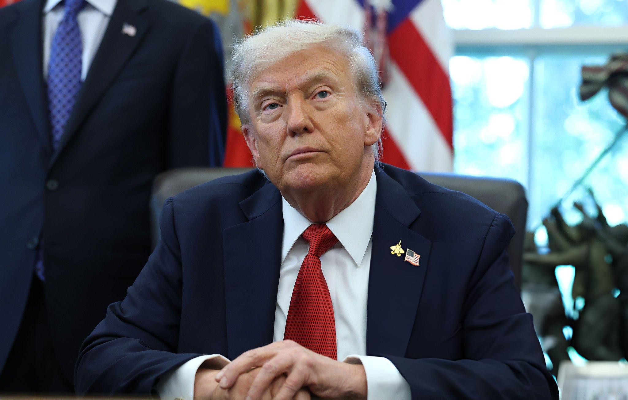El presidente de Estados Unidos, Donald Trump, habla en la Oficina Oval de la Casa Blanca el 6 de octubre de 2025 en Washington, D. C. (Foto de Anna Moneymaker/Getty Images)