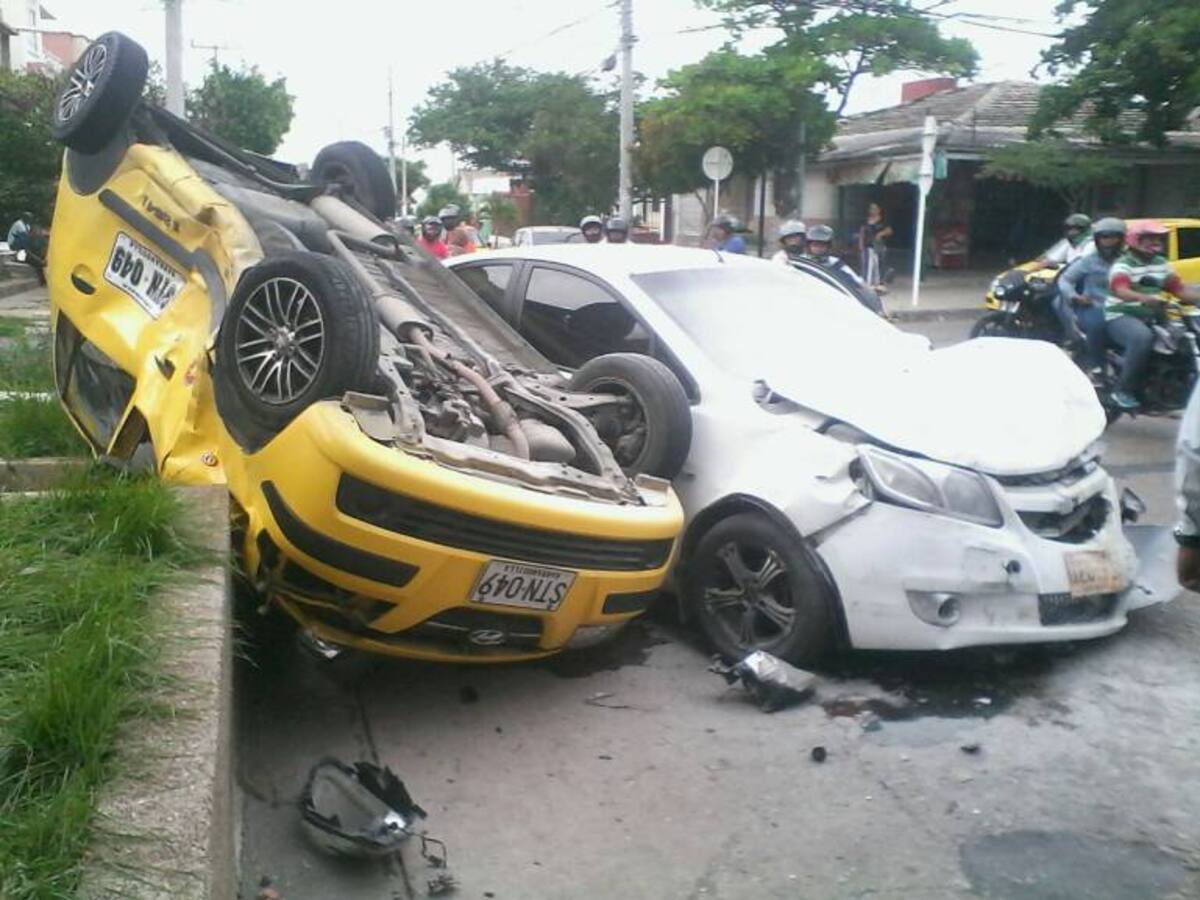 Aparatoso accidente al norte de Barranquilla, deja dos heridos