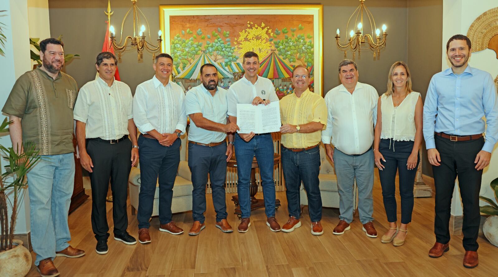 Cortesía: Presidencia del Paraguay
En la foto, el presidente de ese país, Santiago Peña (c), mientras sostiene la carta de intención con la candidatura de Asunción como sede de los Juegos Panamericanos 2027, junto al presidente del Comité Olímpico Paraguayo (COP), Camilo Pérez López Moreira (c-d), y el ministro de la Secretaría Nacional de Deportes, César Ramírez (c-i), entre otros.