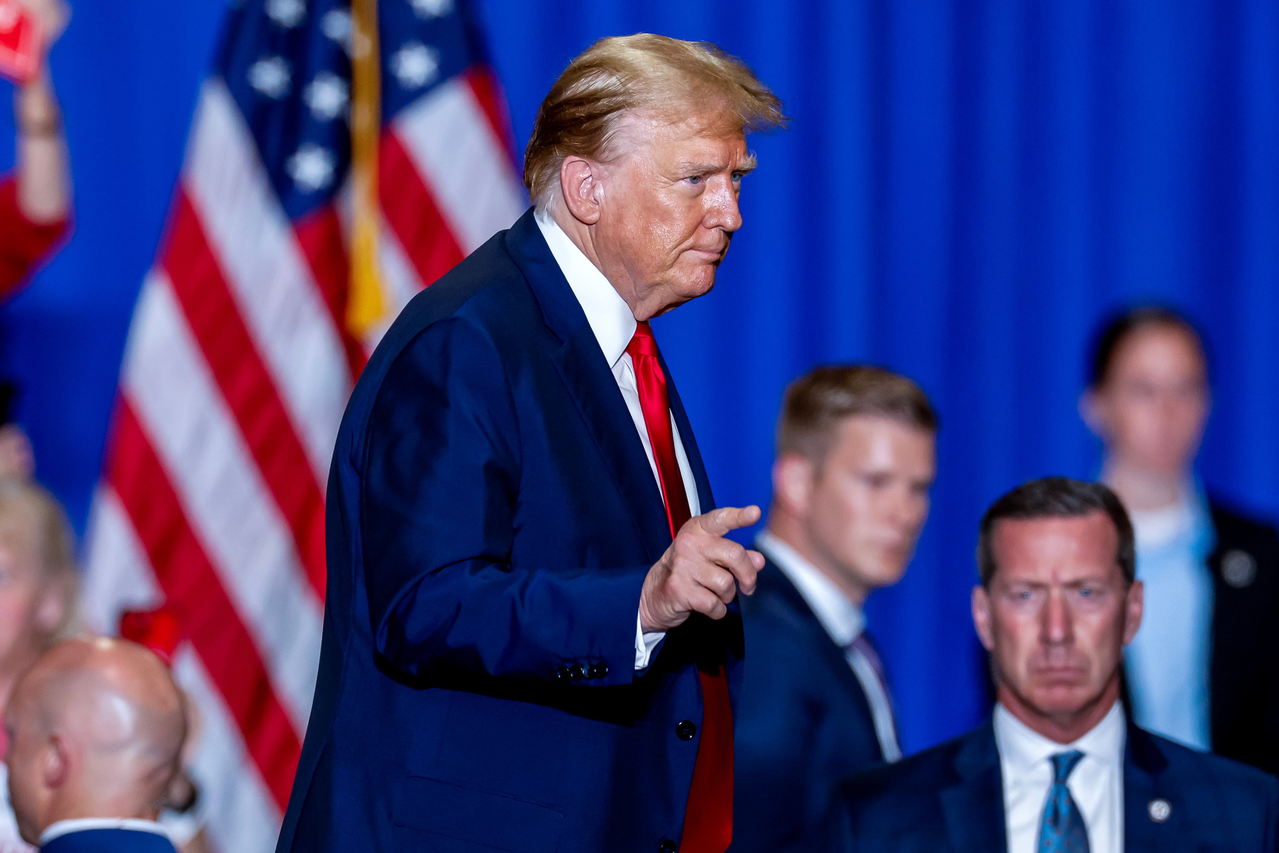 EA6363. GREENSBORO (ESTADOS UNIDOS), 15/03/2024.- Fotografía fechada el 02 de marzo de 2024 del expresidente estadounidense y candidato presidencial republicano Donald Trump en un evento de campaña 'Get Out the Vote Rally' en el complejo Greensboro Coliseum en Greensboro, Carolina del Norte (EE. UU). El juez Juan Merchan aplazó este viernes el juicio penal contra el expresidente y precandidato republicano Donald Trump en Nueva York por 34 delitos relacionados con los pagos irregulares a una actriz porno en 2016, para mediados de abril, que estaba previsto que iniciara el 25 de marzo. Tanto la Fiscalía de Manhattan, que ejerce la acusación en el caso, como la defensa de Trump, se habían mostrado partidarios de un aplazamiento del juicio dada la gran cantidad de documentos aportados por las autoridades federales en los últimos días. EFE/ Erik S. Lesser