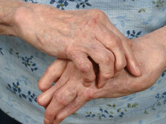 ¡Inhumano! En redes sociales denuncian maltrato a anciana de 80 años