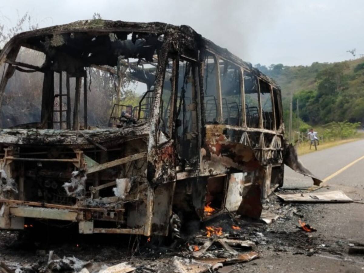 Hombres armados quemaron un bus de servicio público en el norte del Cauca