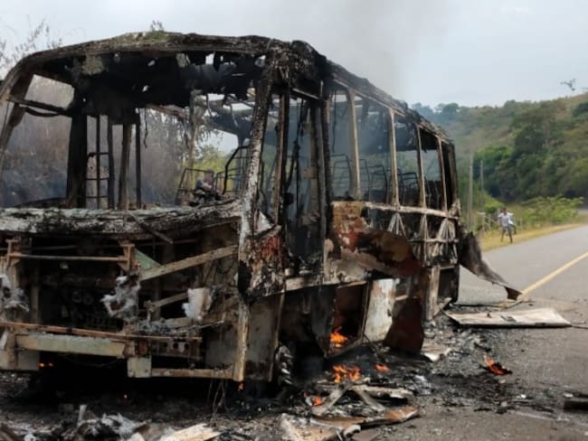 Hombres armados quemaron un bus de servicio público en el norte del Cauca