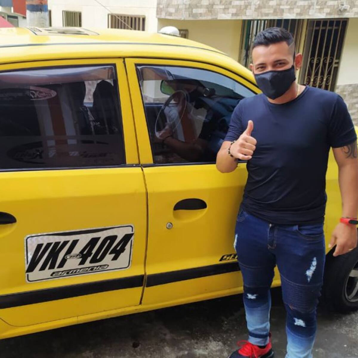 Taxista devolvió guitarra, olvidada en su vehículo por un artista, Armenia