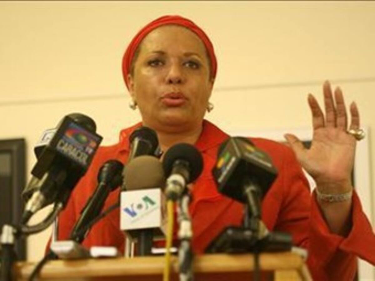 Piedad Córdoba pide audiencia con Uribe