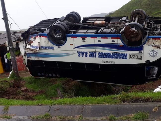 7 personas lesionadas dejó el volcamiento de un bus en Santa Rosa de Osos