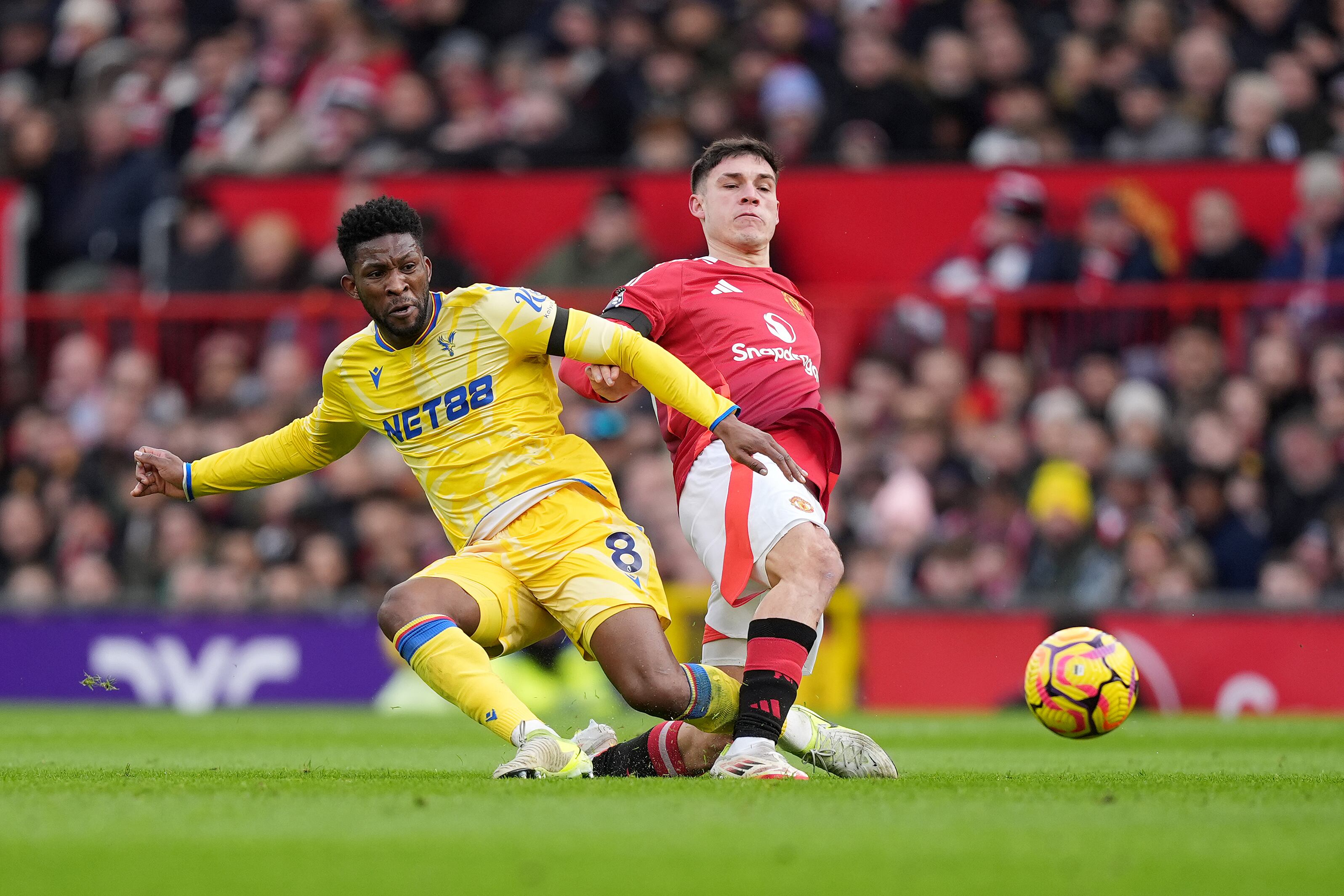 Jefferson Lerma disputa un balón con el uruguayo Manuel Ugarte. (Photo by Martin Rickett/PA Images via Getty Images)