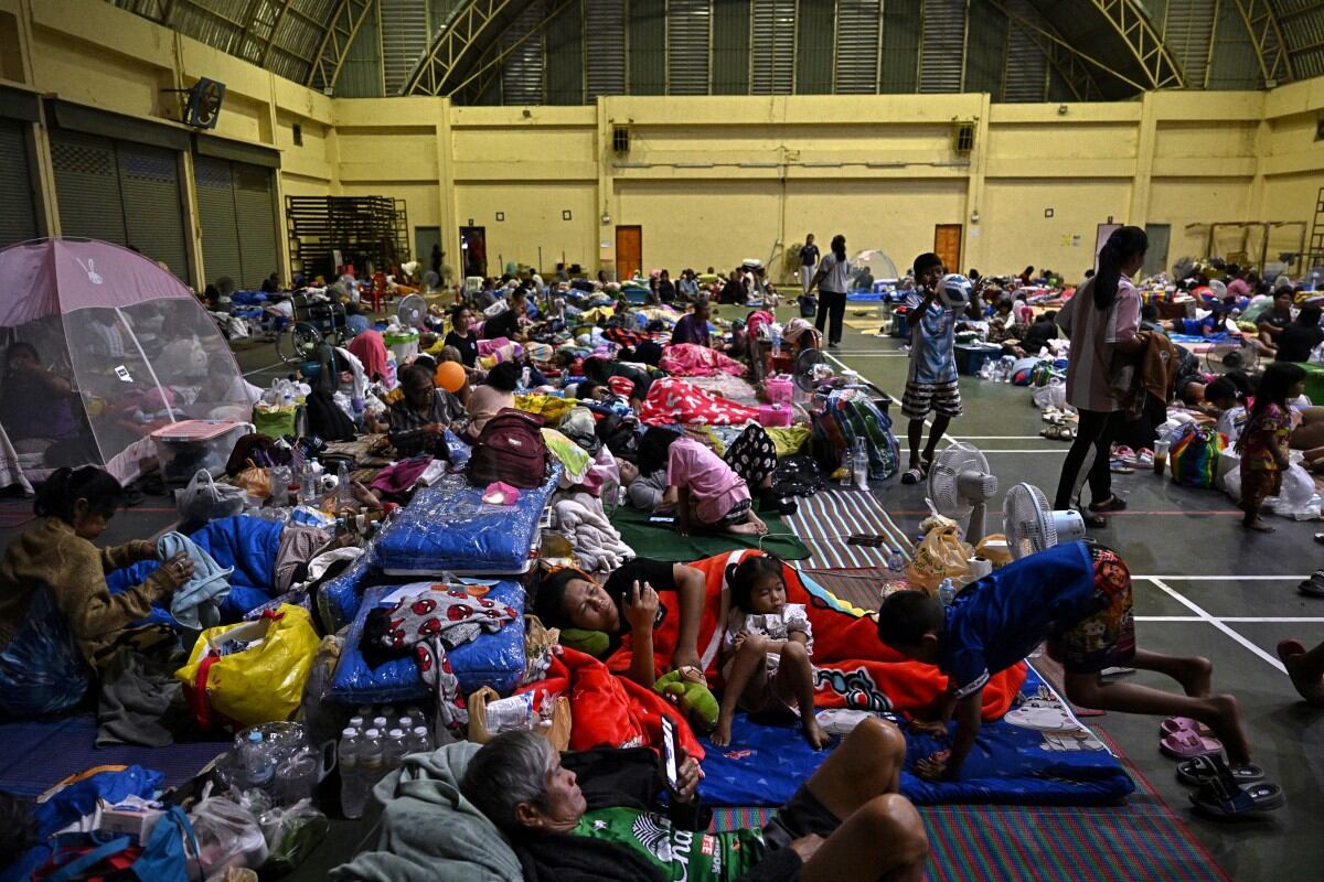 Personas que se vieron obligadas a abandonar sus hogares en provincias fronterizas entre Tailandia y Camboya. Foto: Lillian SUWANRUMPHA / AFP