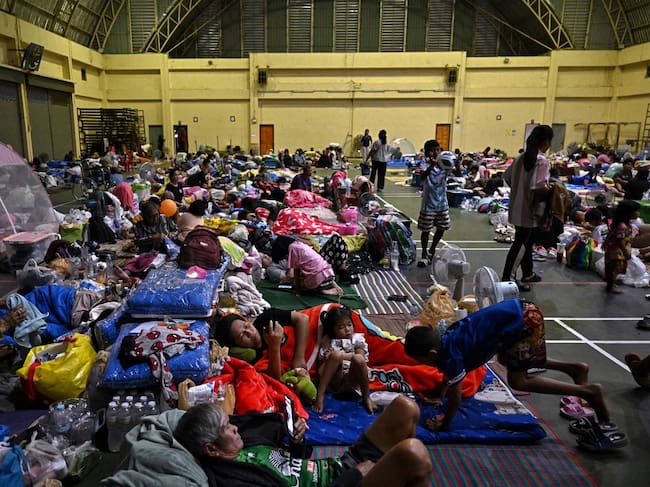 Personas que se vieron obligadas a abandonar sus hogares en provincias fronterizas entre Tailandia y Camboya. Foto: Lillian SUWANRUMPHA / AFP