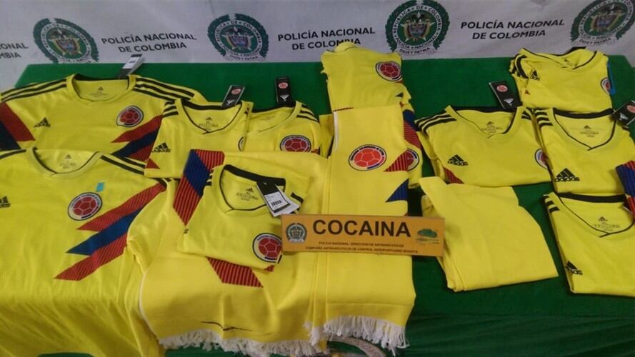 En El Dorado incautan camisetas de la selección Colombia con cocaína. Foto: Policía