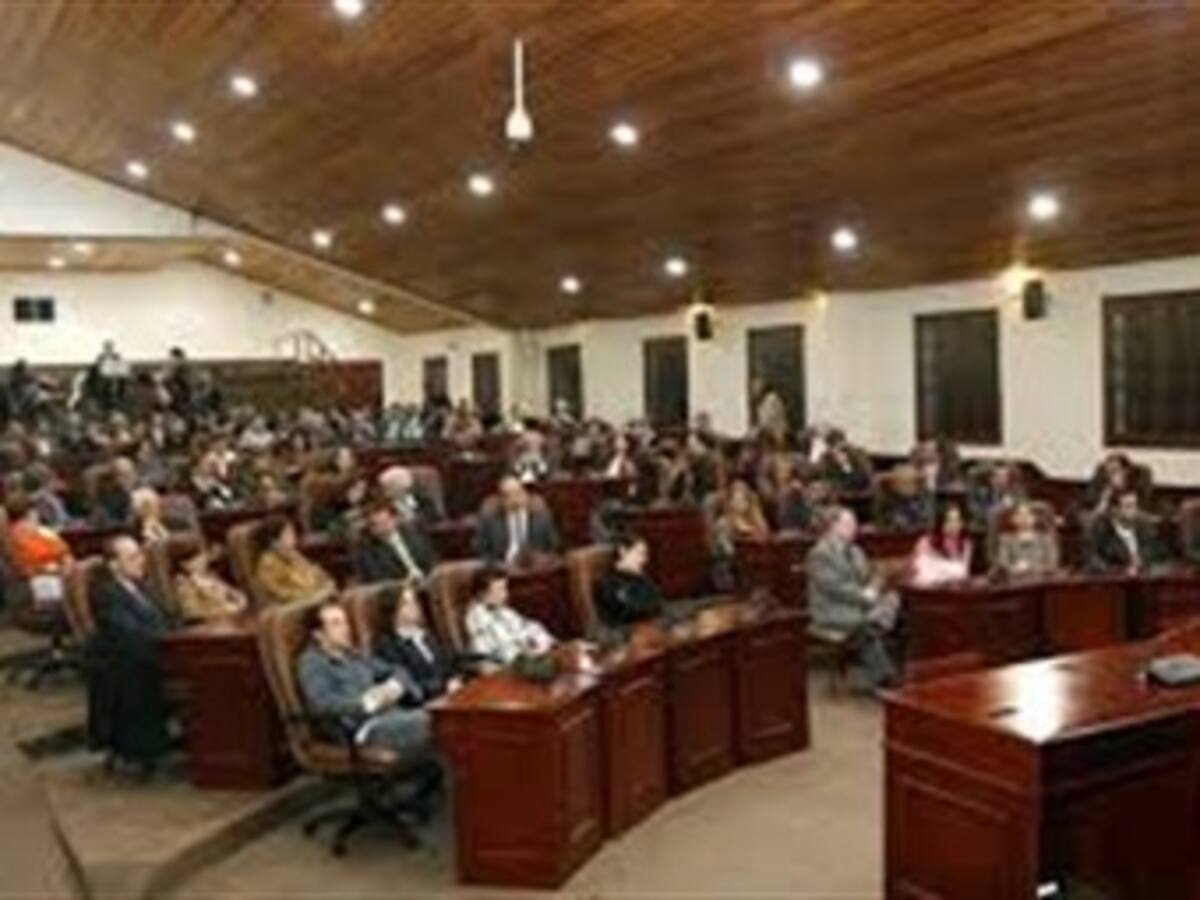 En el Concejo de Bogotá celebra acuerdo entre Gobierno y Farc