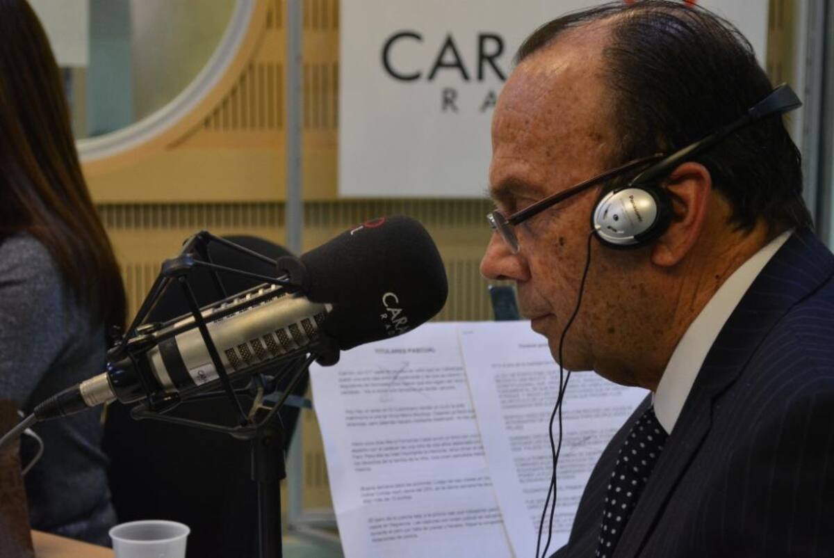 Tras dos décadas de estar inundando de humor a los colombianos, el admirado periodista se retira de La Luciérnaga, vea como desarrolla su último programa.