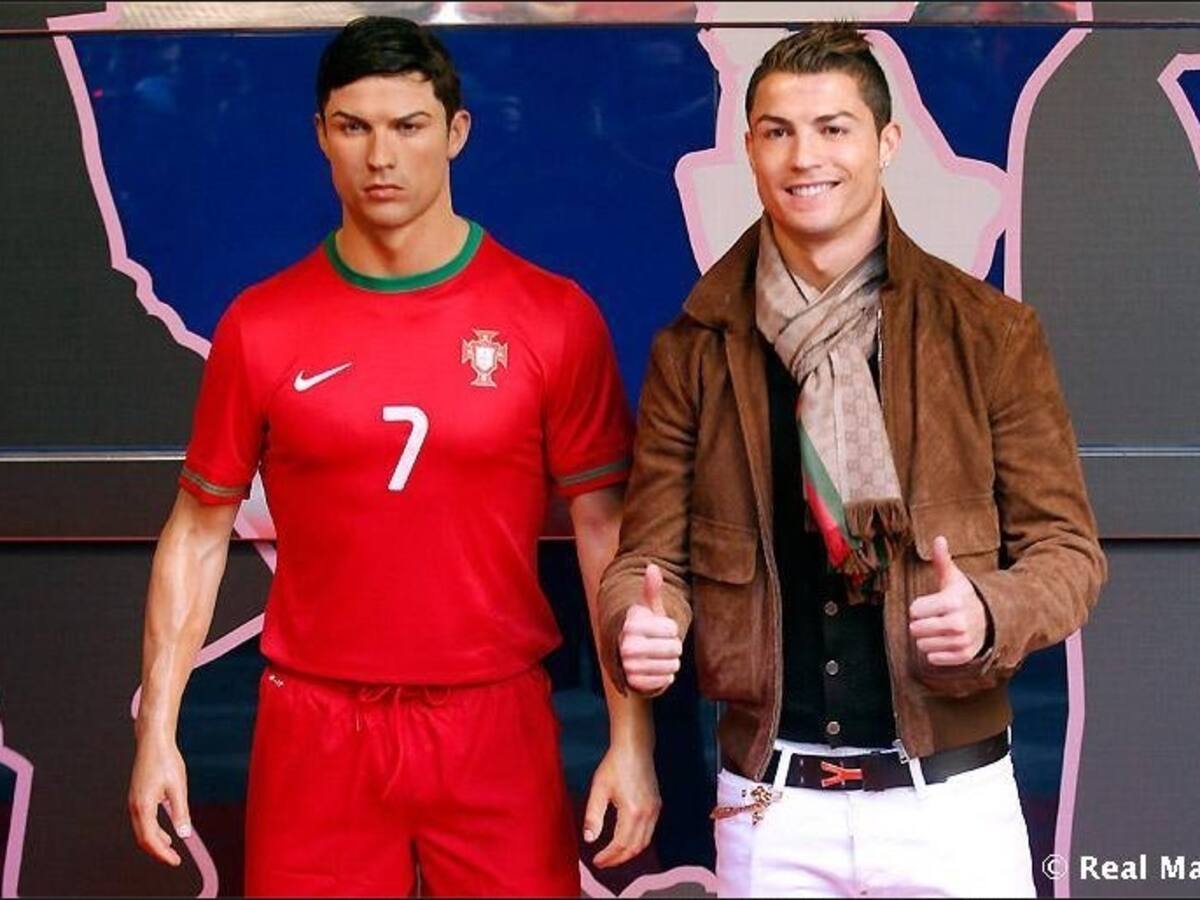 Cristiano Ronaldo junto a su estatua de cera en Madrid