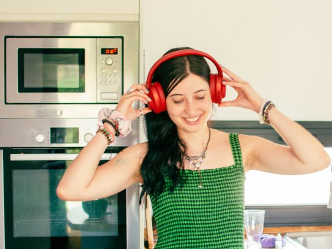 Experto aclara riesgos del uso de audífonos bluetooth: “Como ponerte un microondas en la cabeza”. Getty Images