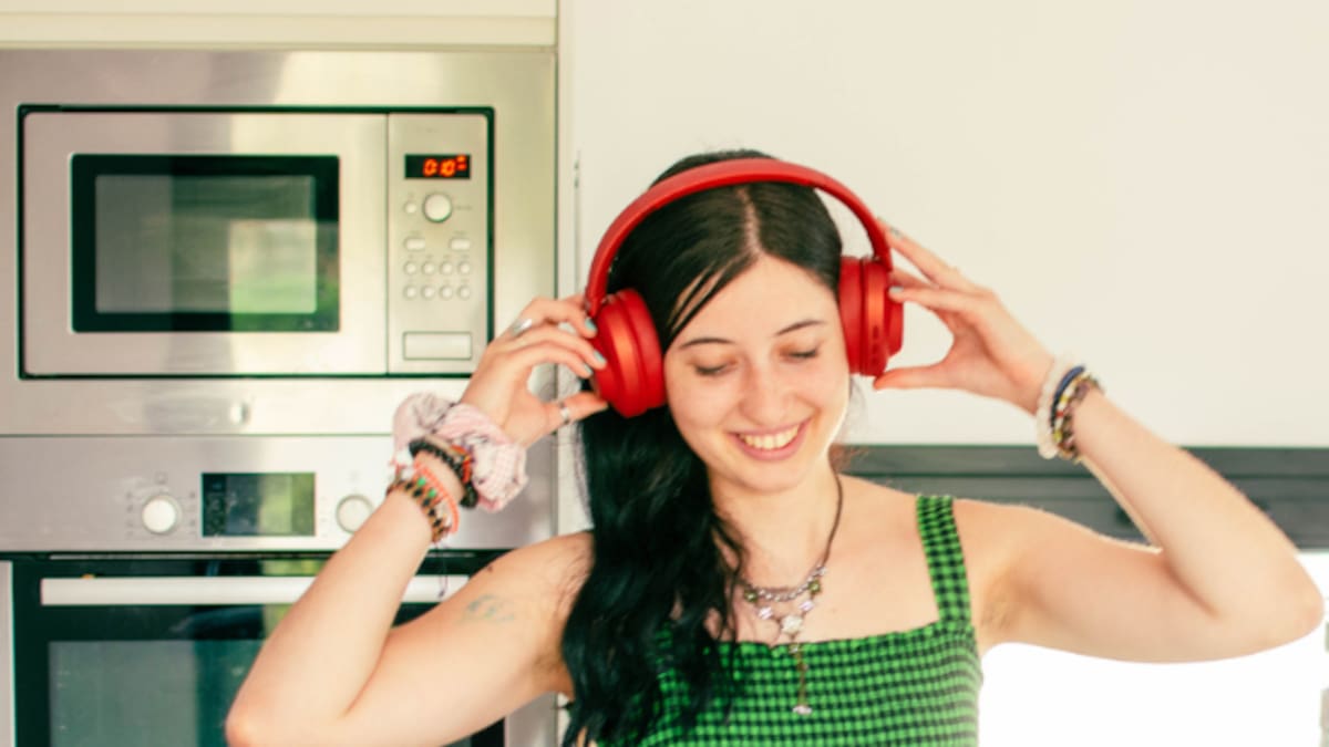 Experto aclara riesgos del uso de audífonos bluetooth: “Como ponerte un microondas en la cabeza”