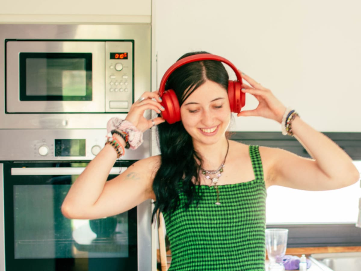 Experto aclara riesgos del uso de audífonos bluetooth: “Como ponerte un microondas en la cabeza”