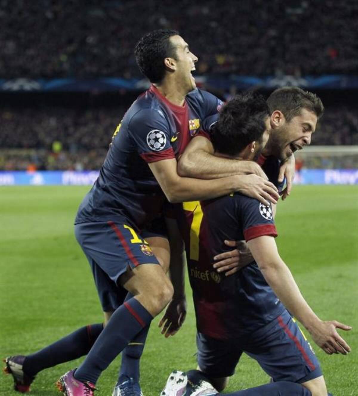 El delantero del Barcelona David Villa celebra con su compañeros Pedro Rodríguez  y Jordi Alba el gol marcado al AC Milan, tercero para su equipo.