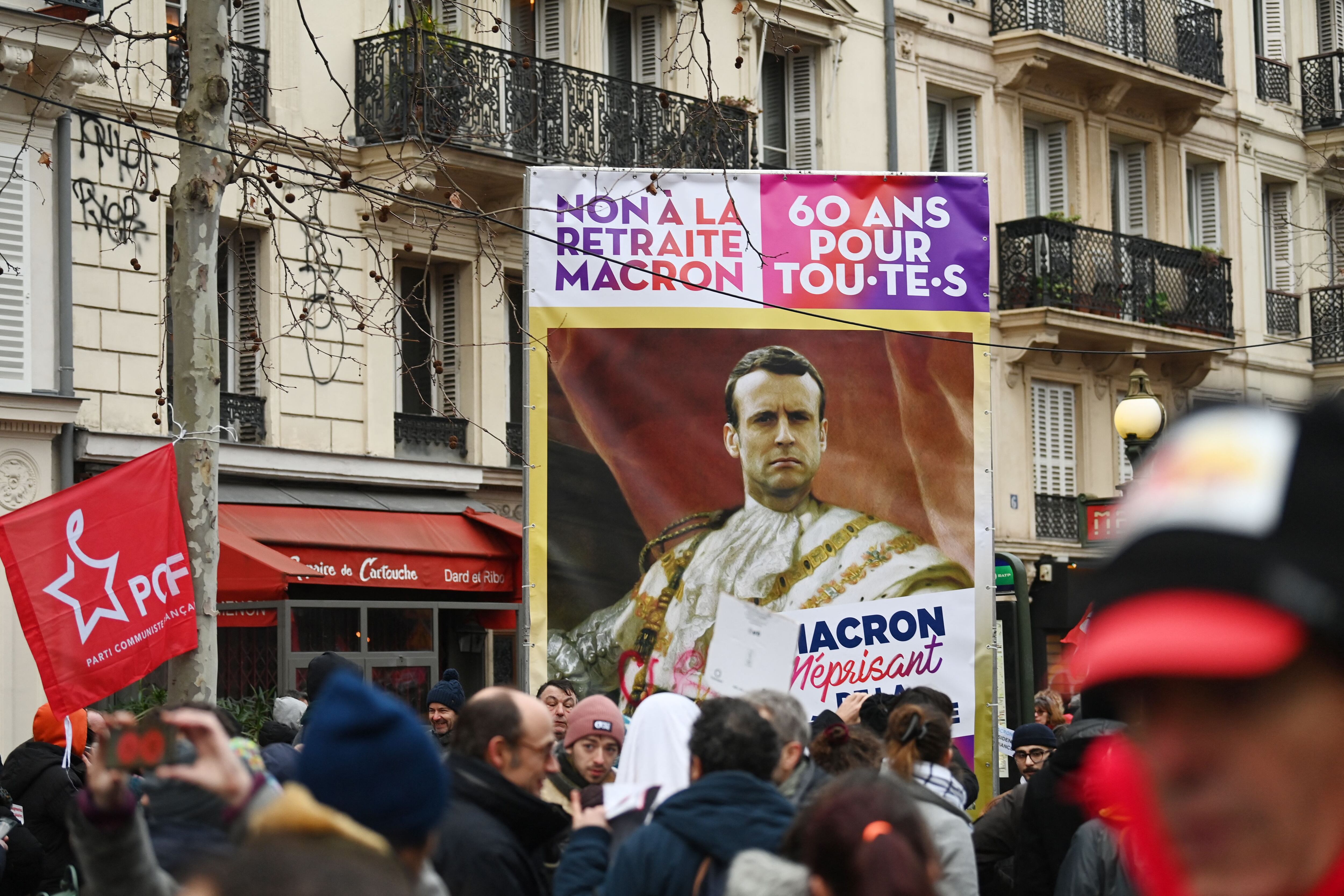 Protestas en Francia rechazando la reforma pensional impulsada por el presidente Emmanuel Macron con la que busca aumentar la edad de jubilación de 62 a 64 años. 

(Foto: ALAIN JOCARD/AFP via Getty Images)