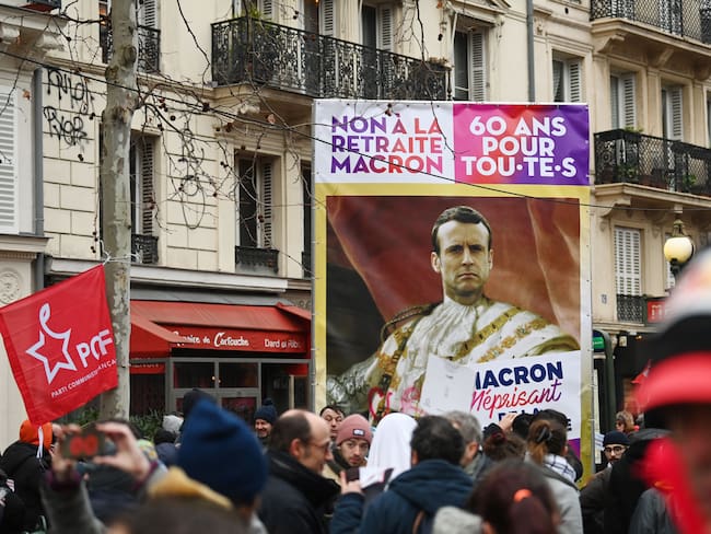 Protestas en Francia rechazando la reforma pensional impulsada por el presidente Emmanuel Macron con la que busca aumentar la edad de jubilación de 62 a 64 años. 

(Foto: ALAIN JOCARD/AFP via Getty Images)