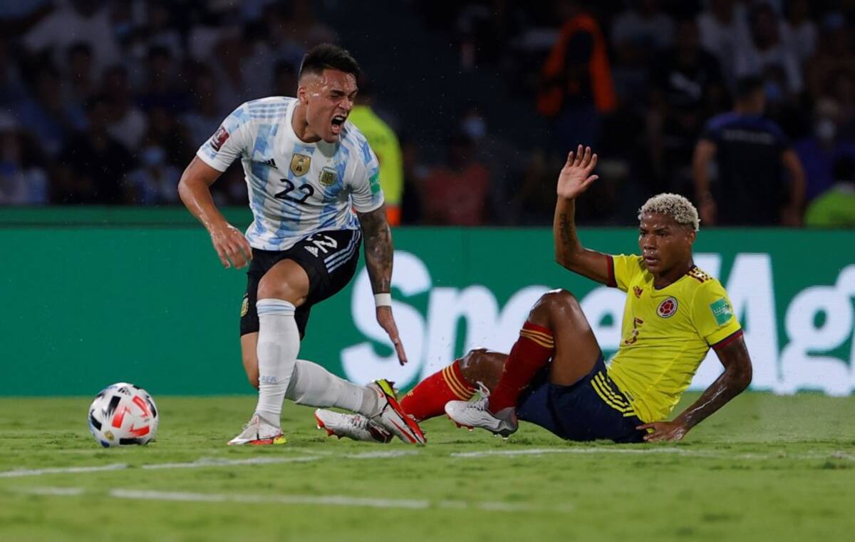 Barrios marcando a Martínez.