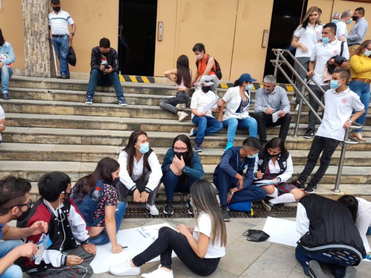 Comunidad educativa del colegio INEM de Manizales pidió regresar a clases