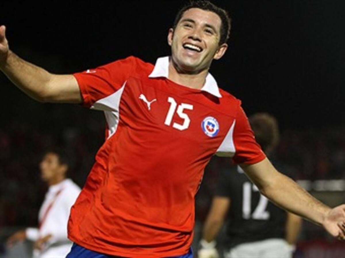 Borghi convocó a Eugenio Mena y Felipe Flores para enfrentar a Colombia