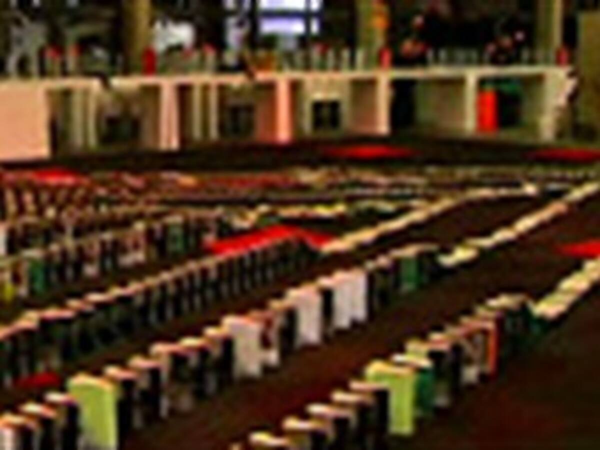Así caen 5.000 libros en efecto dominó
