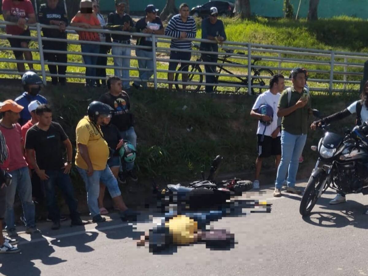 Un motociclista falleció al ser arrollado por un camión cargado de pollos