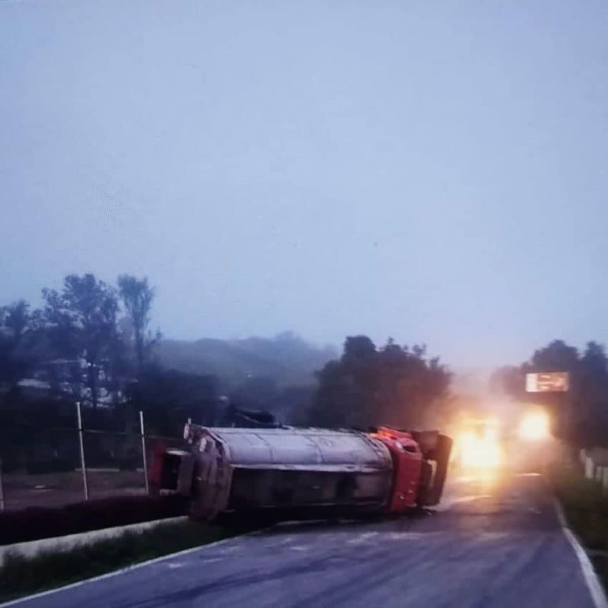 Por volcamiento de un camión cargado con combustible está cerrada la vía a la Costa Caribe
