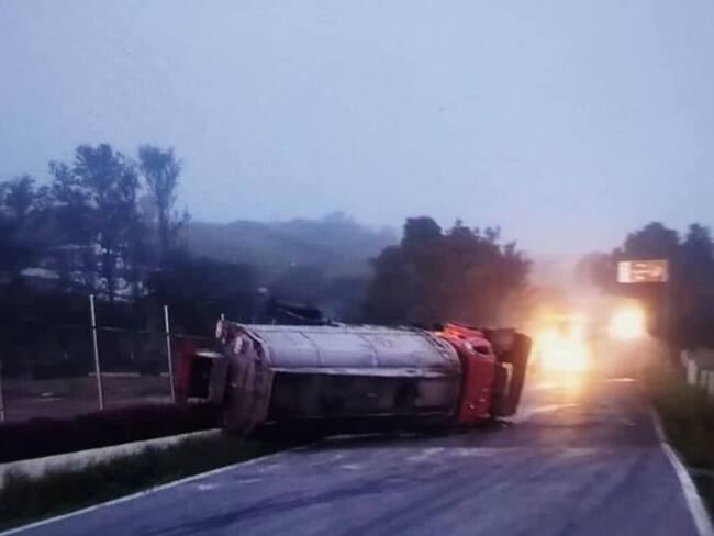 Volcamiento de un camión tipo cisterna en la vía Cúcuta - Costa Caribe. / Foto: Comunidad cortesía.