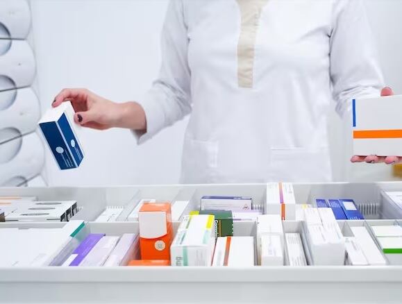 El interventor de Sanitas, Ramírez Cárdenas, recorrió las sedes de Tunja y Duitama para evaluar la entrega de medicamentos, anunciando la apertura de un nuevo punto de atención.