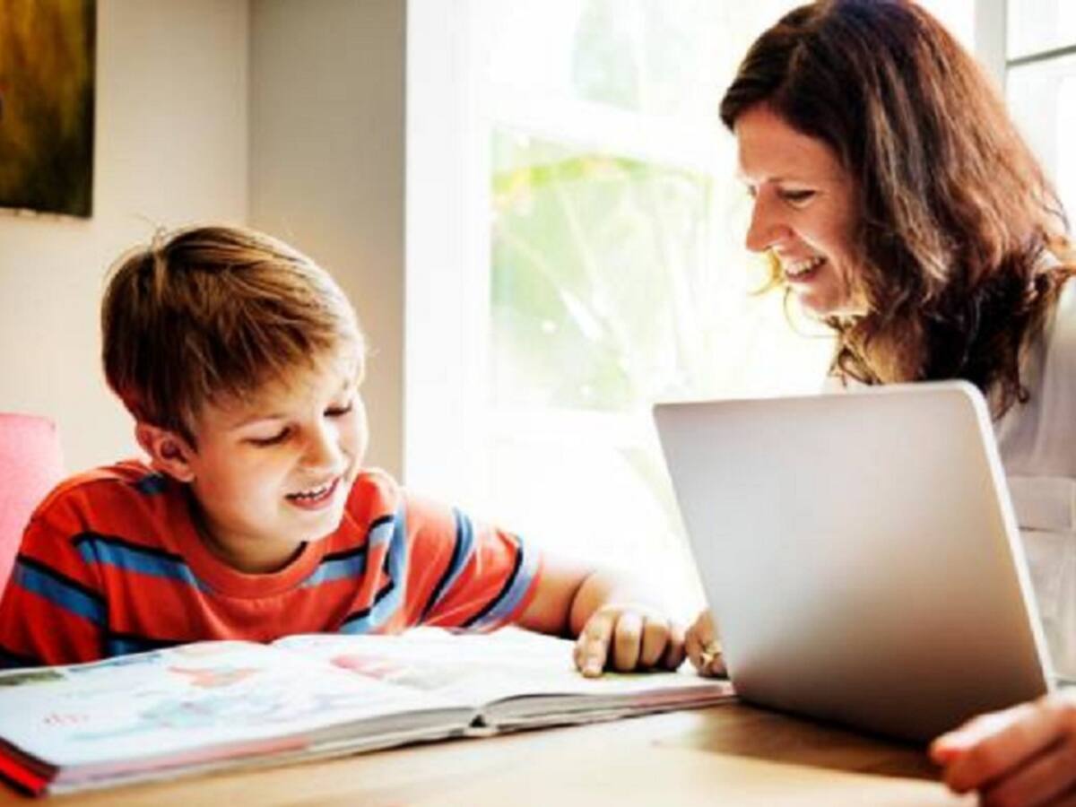 Padres participan en aprendizaje virtual de sus hijos