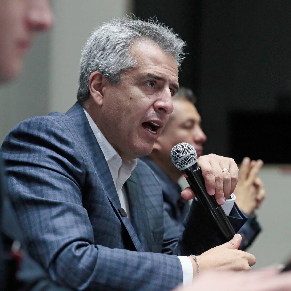 Comienza el remezón ministerial: Petro confirma salida de Luis Fernando Velasco